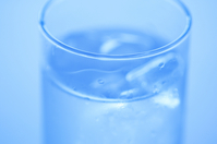 還元水とアルカリイオン水の違い